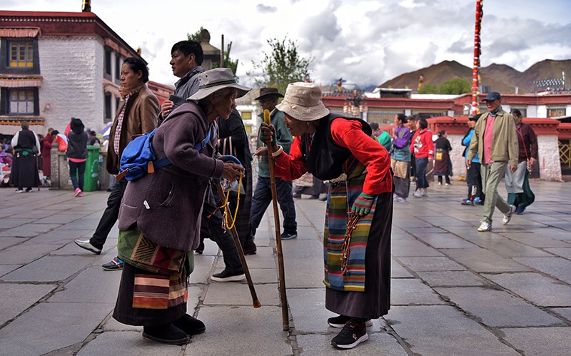 Tibetische Frauen auf dem Jokhang Platz