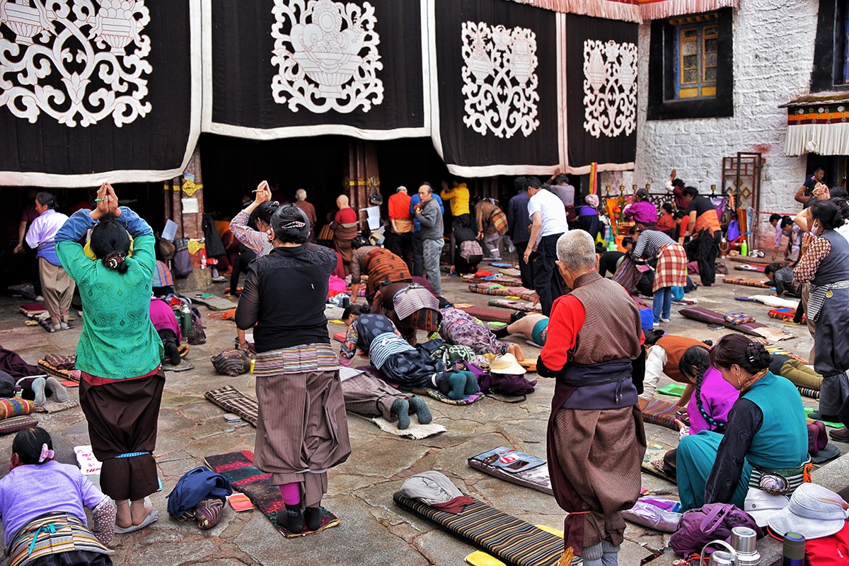 Pilgrims at Jokhang Temple | Photo par Liu Bin