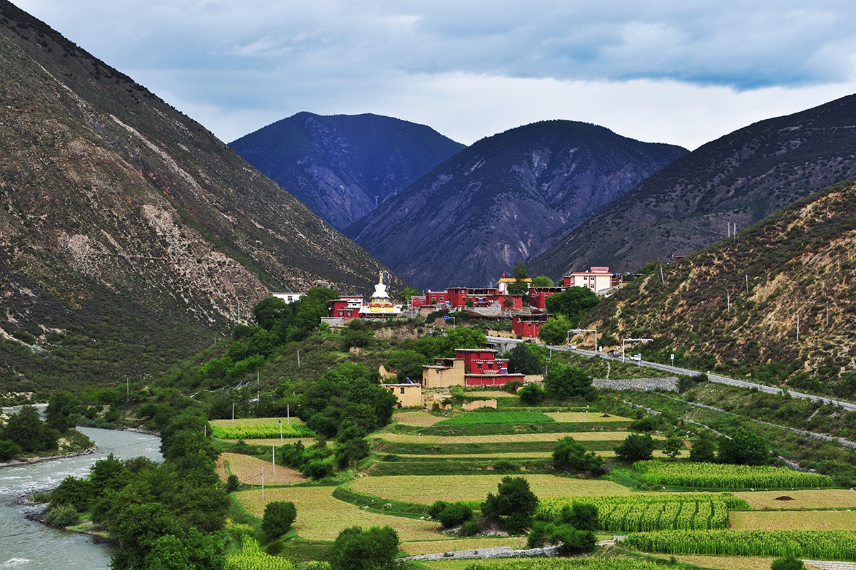 Beautiful Village in Baxoi | Photo par Liu Bin