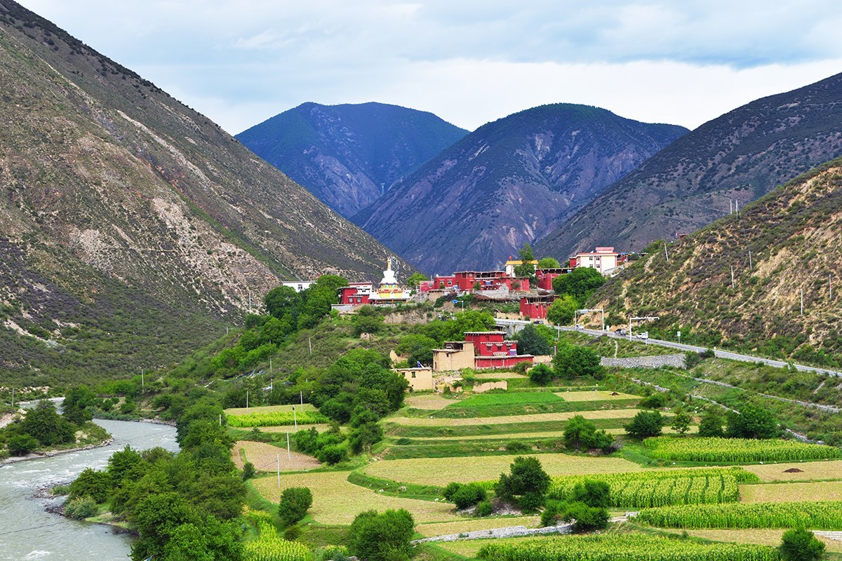 Beautiful Village in Baxoi  | Photo par Liu Bin