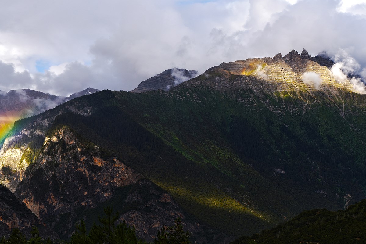 Armour Mountain near Bome | Photo par Liu Bin