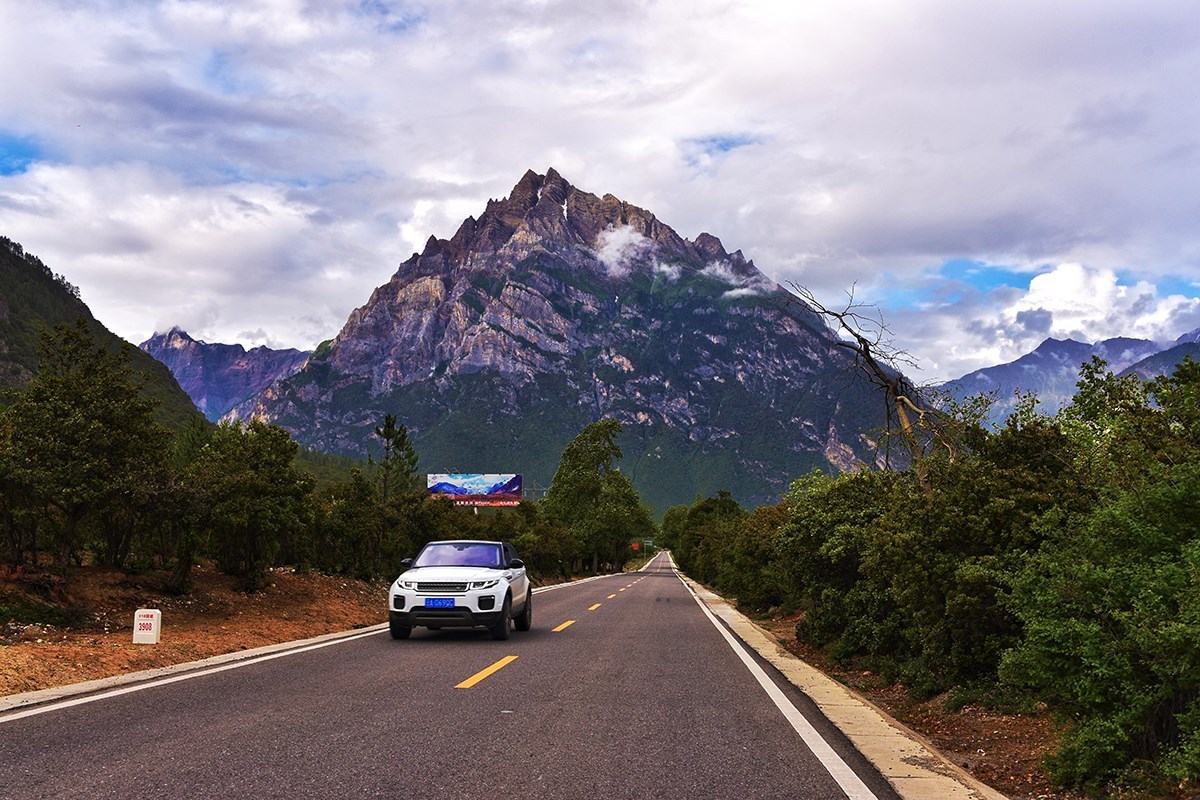 Armour Mountain near Bome | Photo par Liu Bin