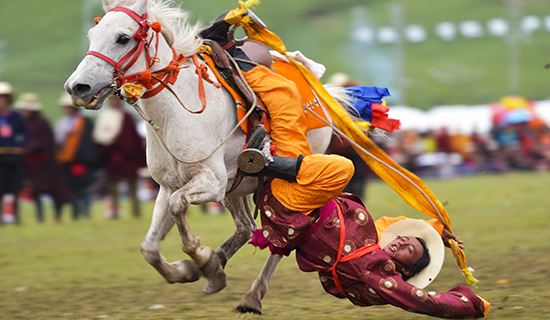 Découvrez la Fête Danse de Masque à Tagong et de Courses de Chevaux à Litang en 2021