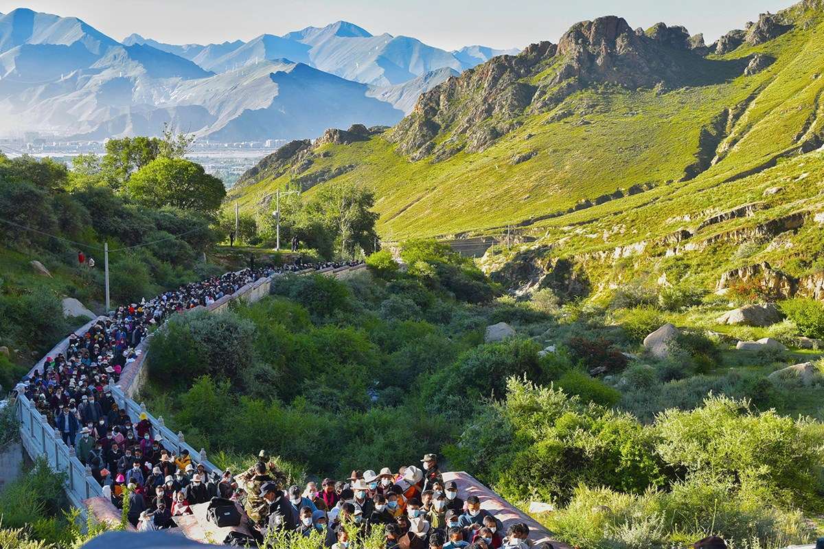 Pilgrims during Shoton Festival at Drepung Monastery | Photo par Liu Bin
