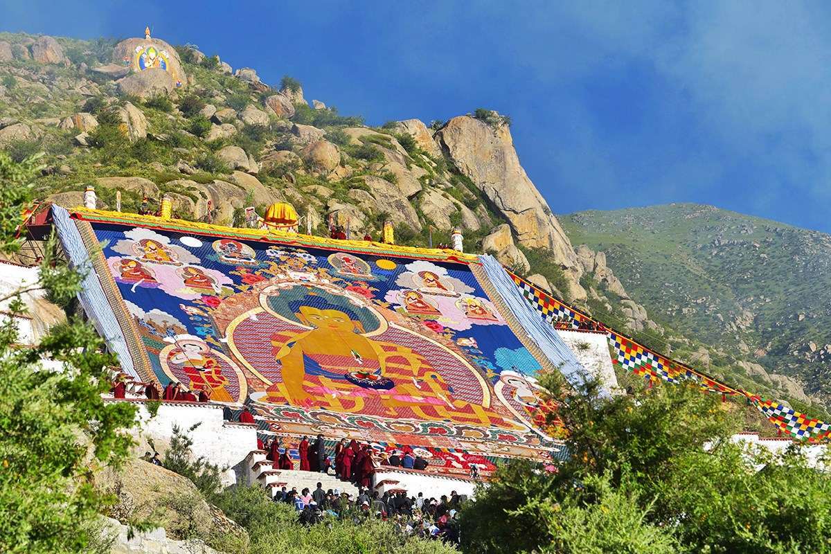Thangka Unfolding at Drepung Monastery | Photo par Liu Bin
