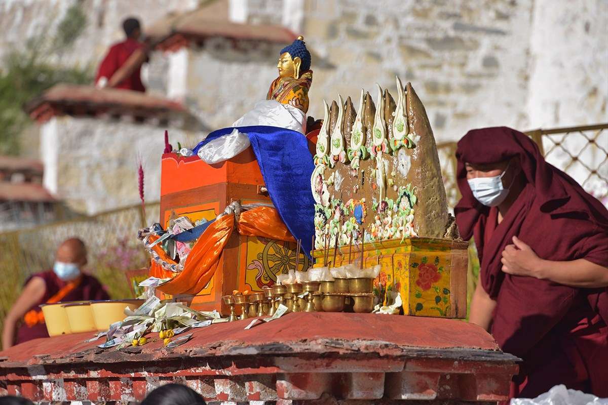 Thangka Unfolding at Drepung Monastery | Photo par Liu Bin