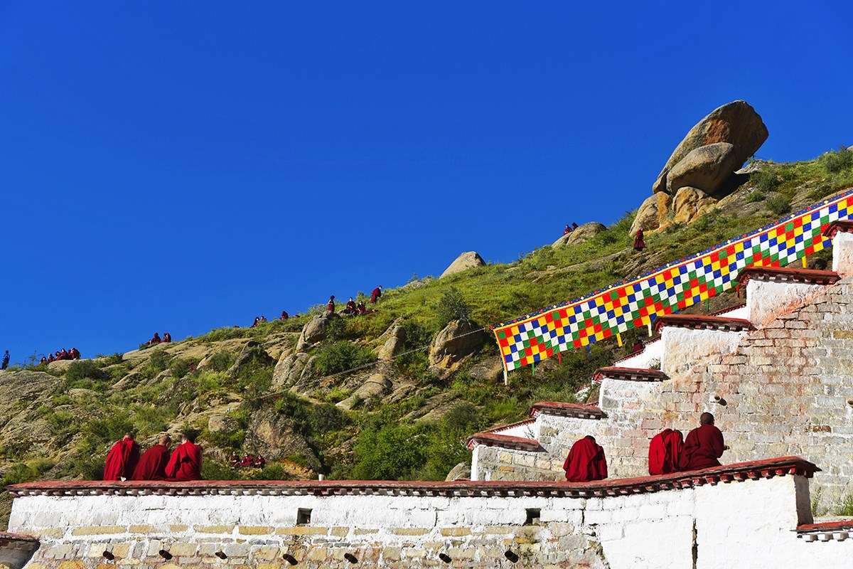 Thangka Unfolding at Drepung Monastery | Photo par Liu Bin