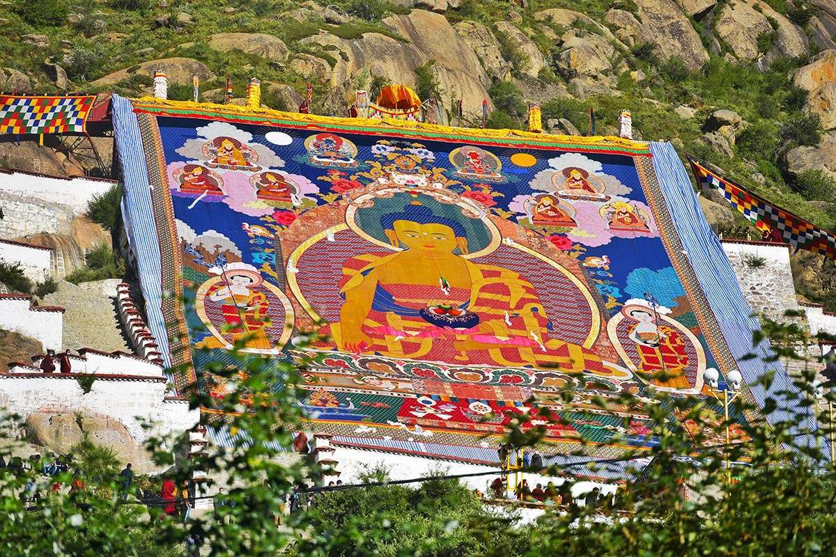 Thangka Unfolding at Drepung Monastery | Photo par Liu Bin