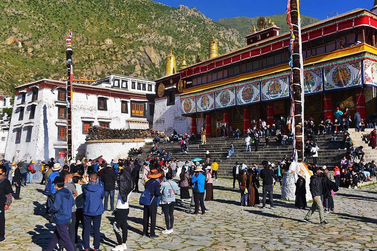 Pilgrims during Shoton Festival at Drepung Monastery | Photo par Liu Bin