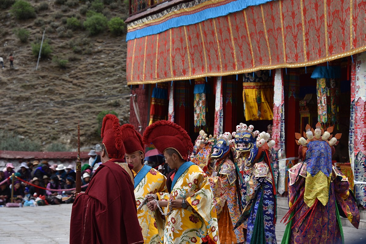 Mask Dance Festival during Great Prayer in Summer | Photo par Yang Zeru