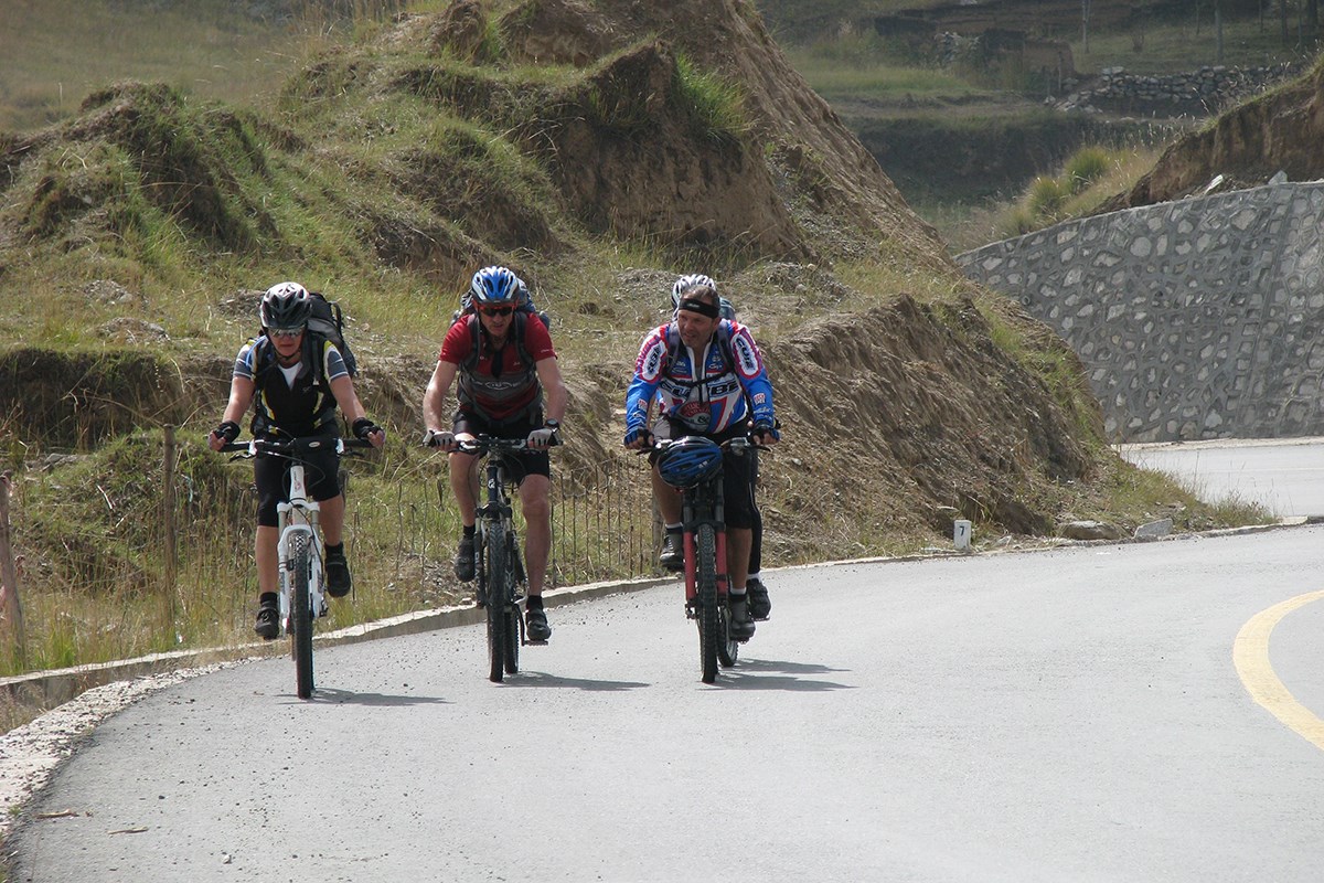 Bike Tour to Amnye Machen | Photo par Ping Pai