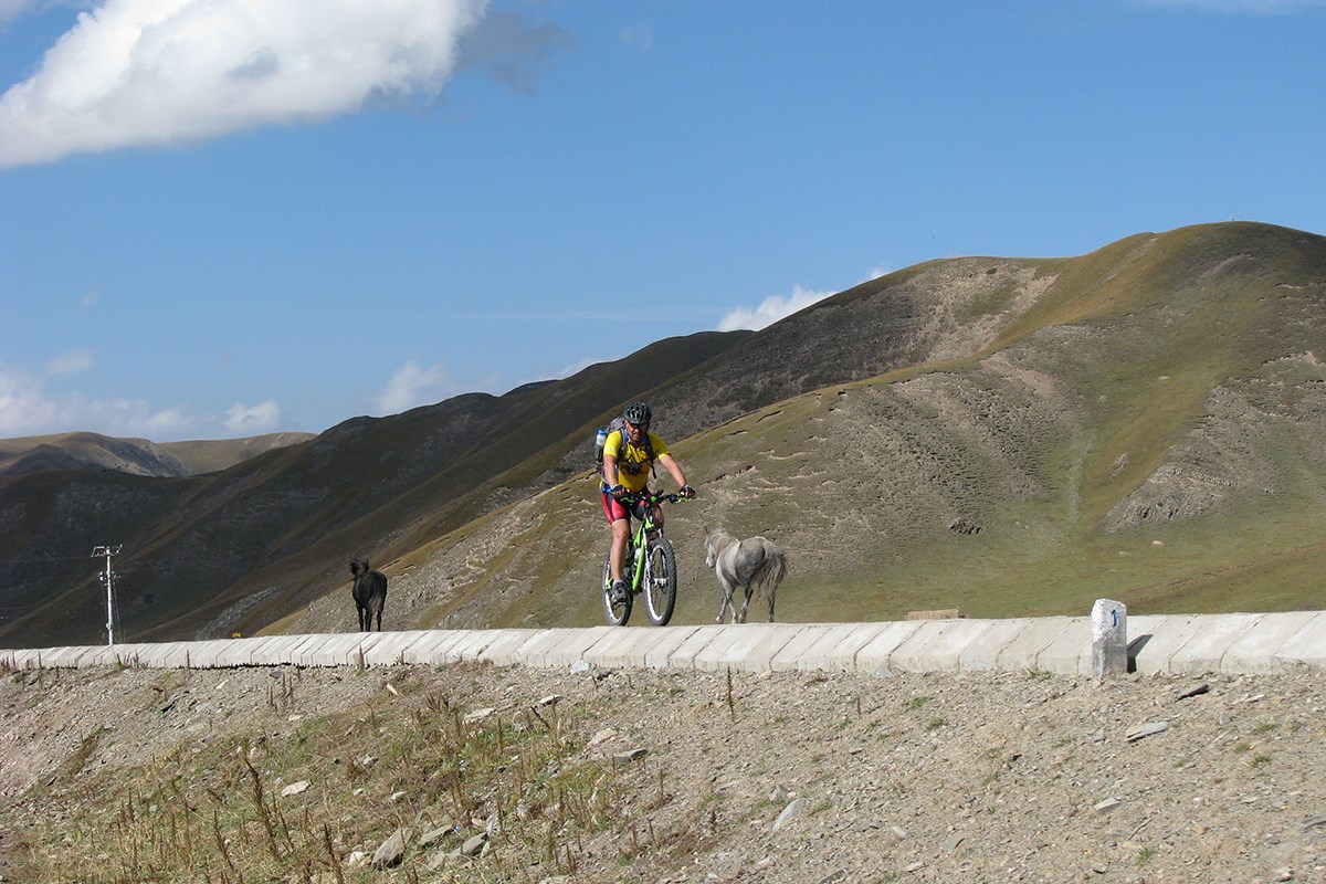 Bike Tour to Amnye Machen | Photo par Ping Pai