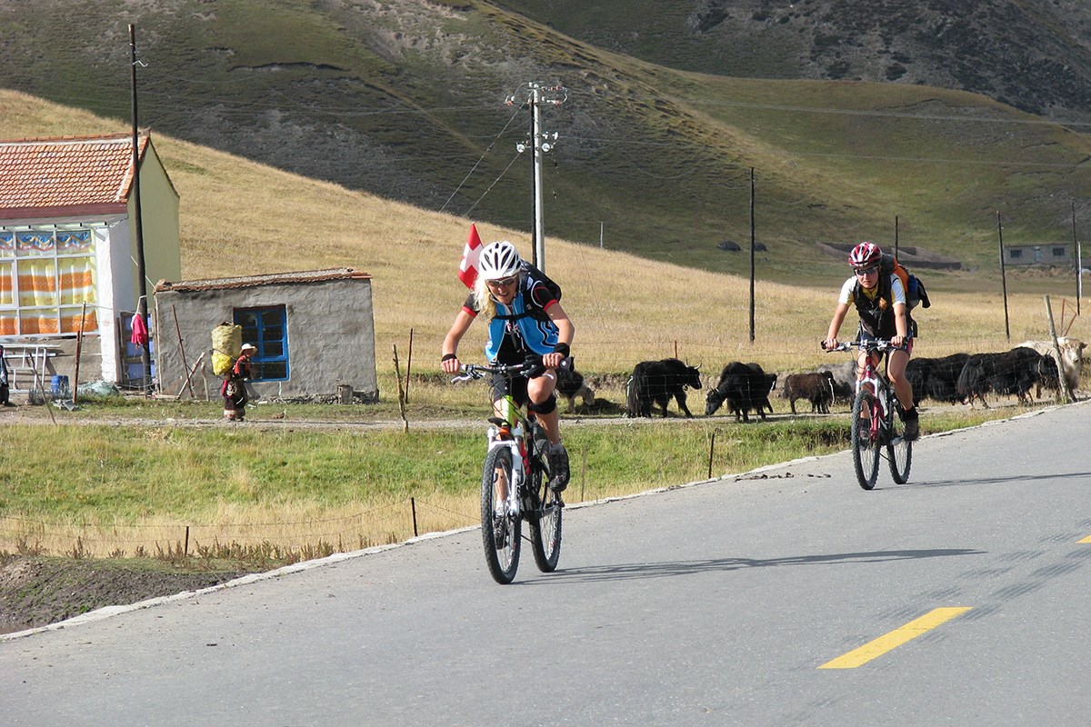 Bike Tour to Amnye Machen | Photo par Ping Pai