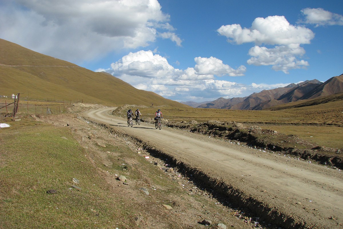 Bike Tour to Amnye Machen | Photo par Ping Pai
