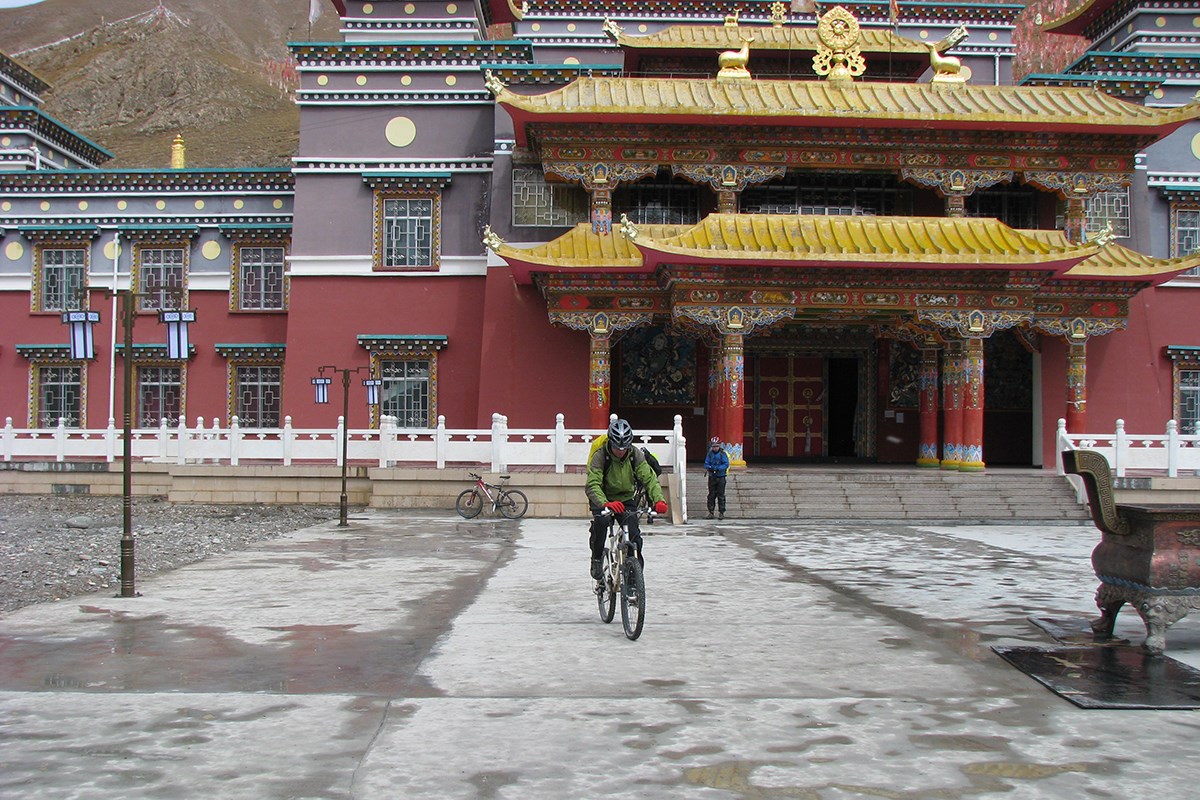 Bike Tour to Amnye Machen | Photo par Ping Pai