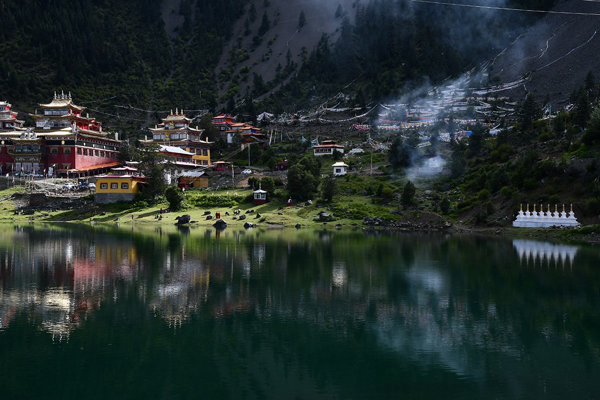 Cuoka Monastery and Cuoka Lake | Photo par Liu Bin