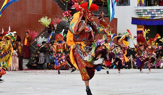 Découvrez la région tibétaine du Kham dans l'Ouest du Sichuan pendant le Festival de Courses de Chevaux de Litang et deux Festivals de Danses Masquées en 2025