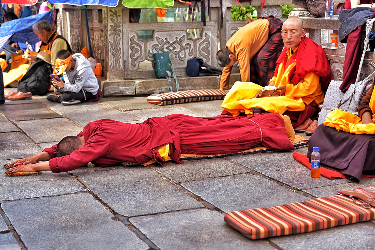 Believers at Jokhang | Photo par Liu Bin
