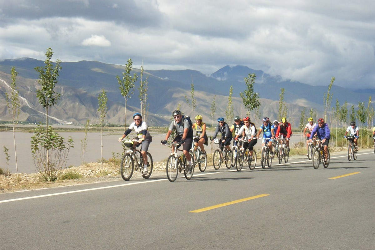 Biking along Yarlung Tsangpo River 