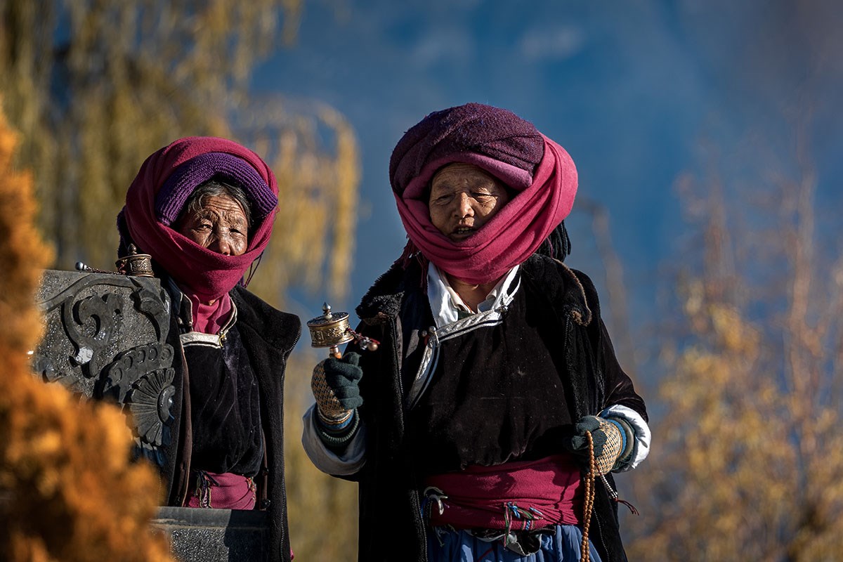 Old Woman by Lugu Lake | Photo par Min Zhao