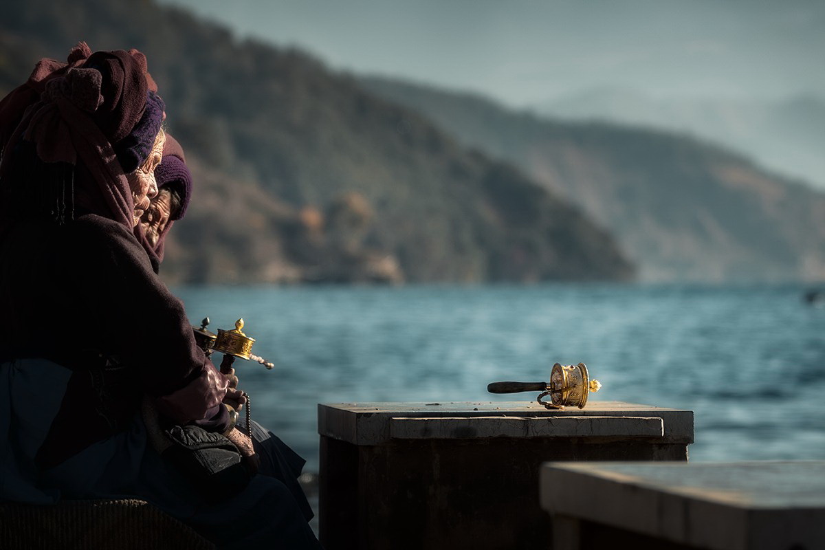 Old Woman by Lugu Lake | Photo par Min Zhao