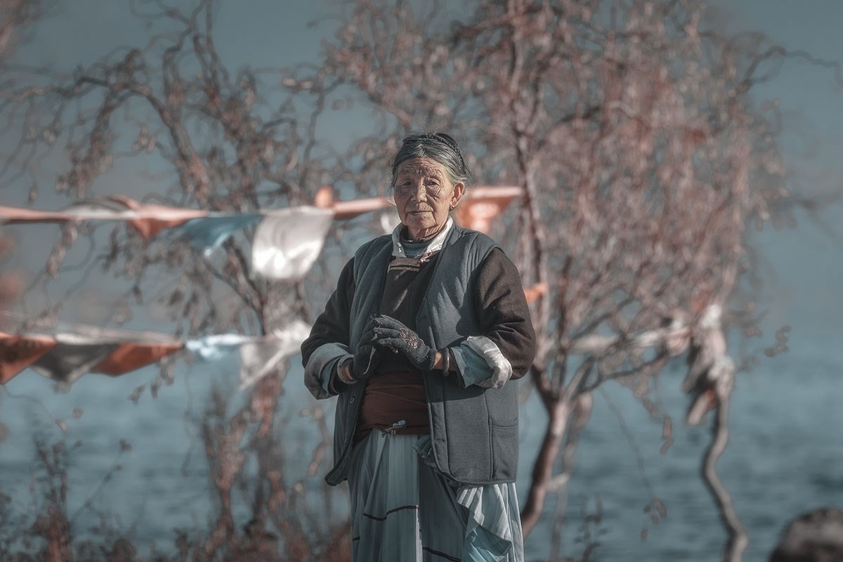 Old Woman by Lugu Lake | Photo par Min Zhao