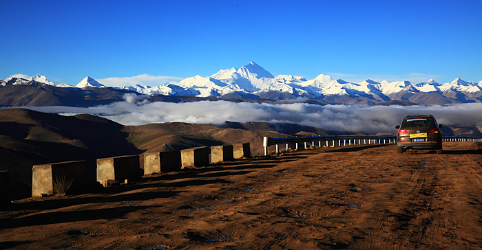 Sonnenaufgang von Himalaya-Bergwelt in Suedtibet 