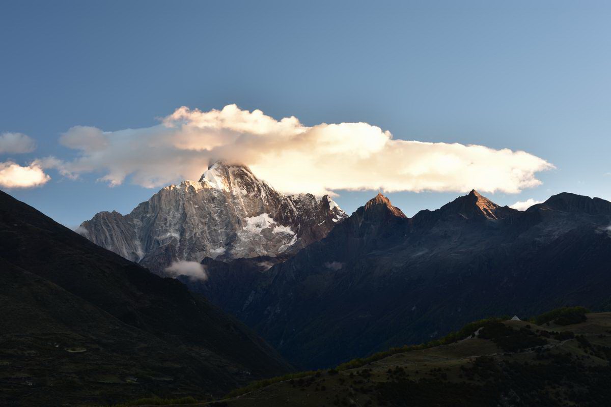 Sunrise of Siguniang Mountain | Photo par  Min Zhao