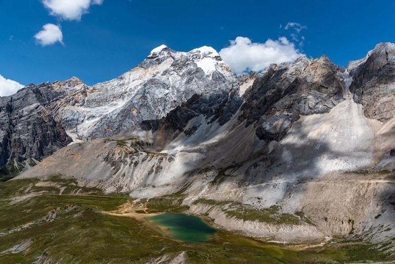 Resongcuo Lake and Xiannairi Mountain